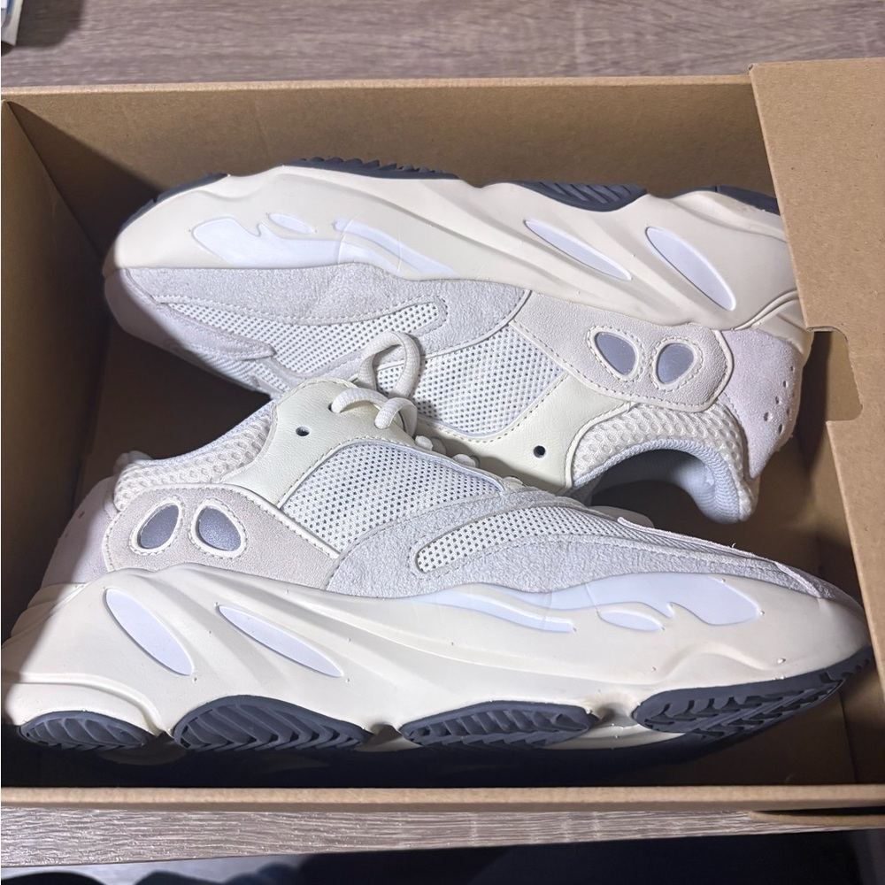 Yeezy Boost 700 Analog Size 8